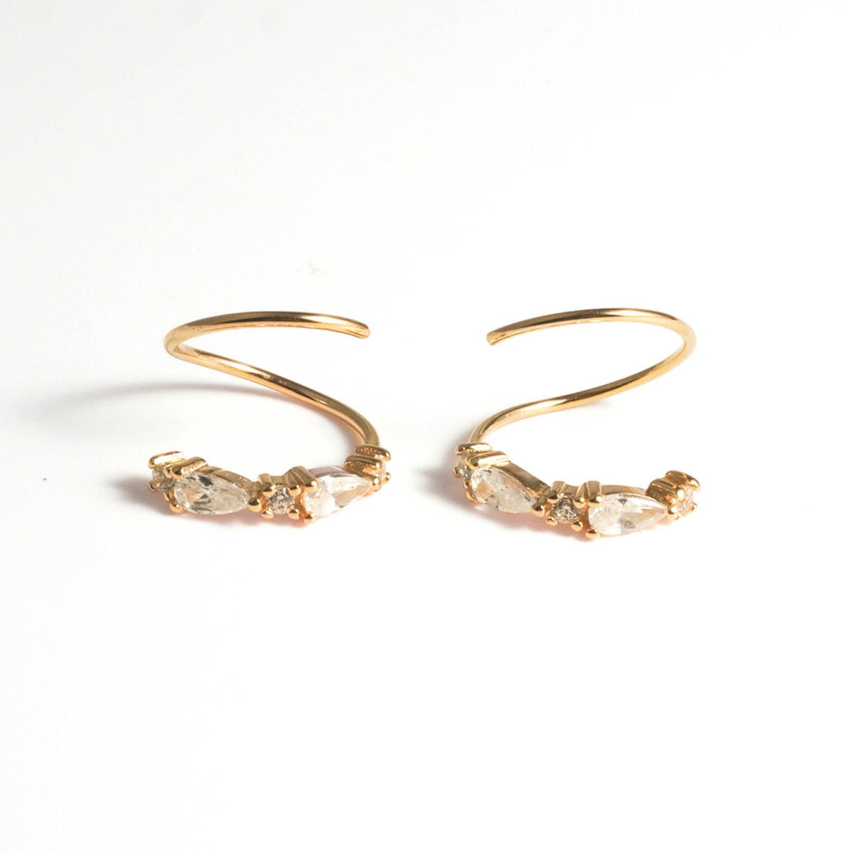 Pendientes de aro en espiral con diseño elegante.