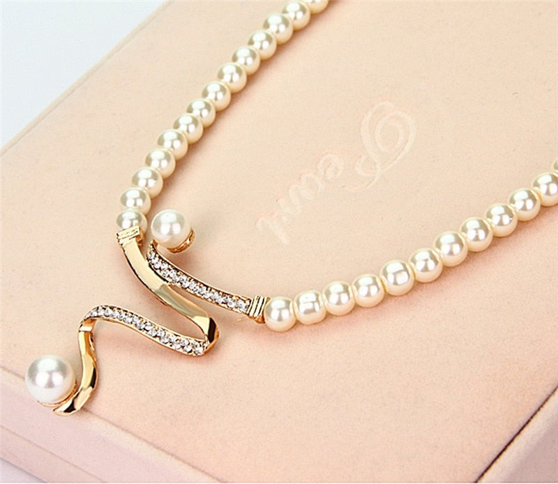 Set de Collar y Aretes de Perlas Naturales