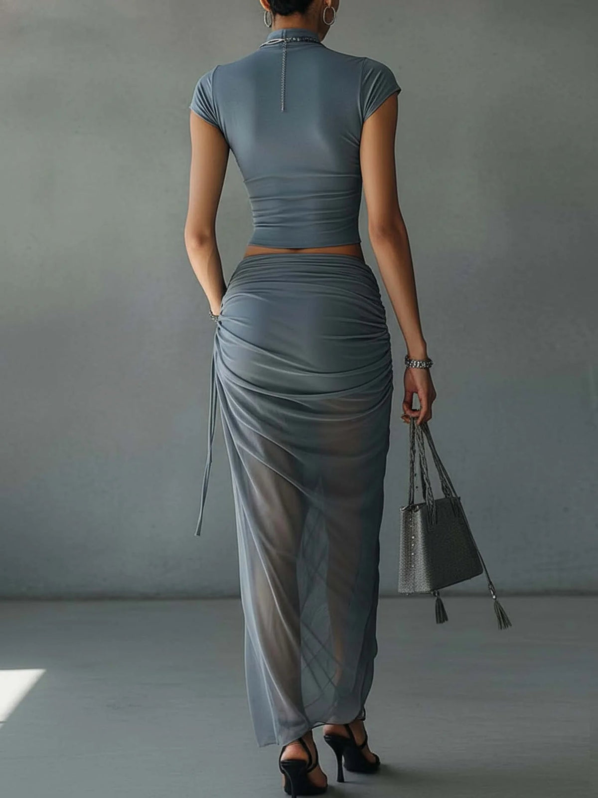Conjunto coordinado de top corto azul elegante y falda midi drapeada de malla transparente