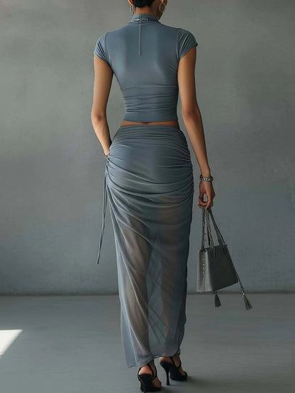Conjunto coordinado de top corto azul elegante y falda midi drapeada de malla transparente