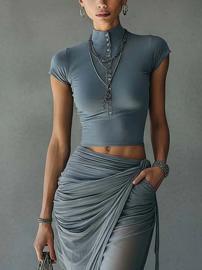 Conjunto coordinado de top corto azul elegante y falda midi drapeada de malla transparente
