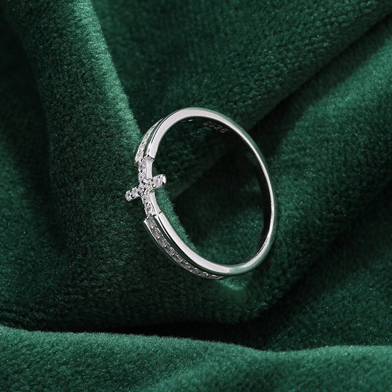 El anillo de la fe — Cruz con detalle de cristal