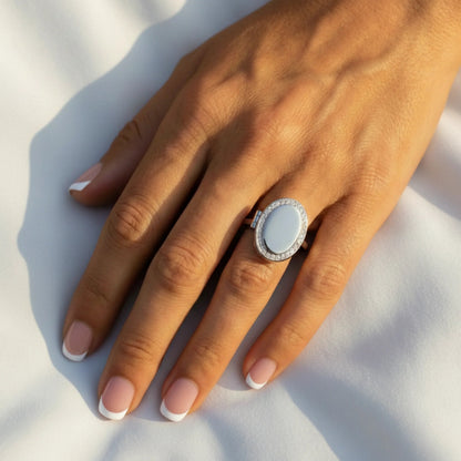 Anillo con relicario ovalado