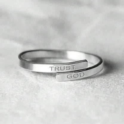 El anillo de la confianza — Grabado «Confía en Dios» (ajustable)