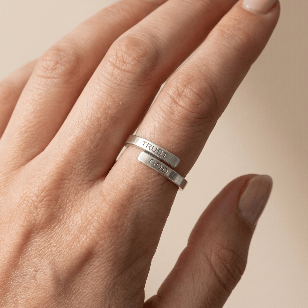 El anillo de la confianza — Grabado «Confía en Dios» (ajustable)