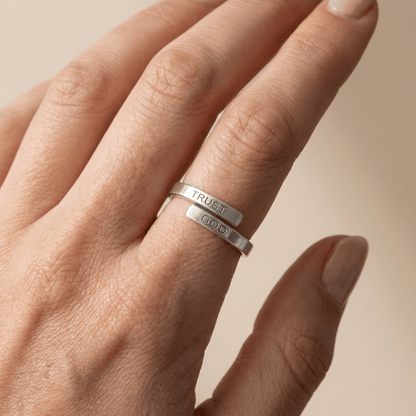 El anillo de la confianza — Grabado «Confía en Dios» (ajustable)