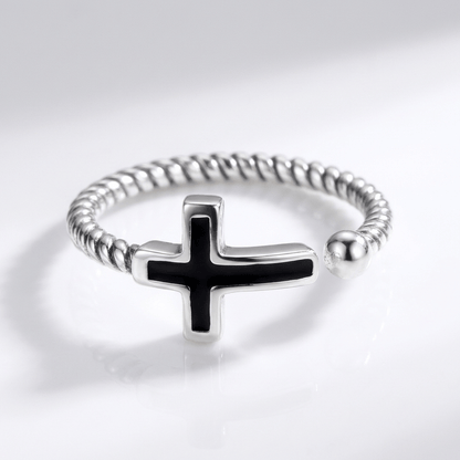 El anillo Onyx — banda de cruz negra (ajustable)