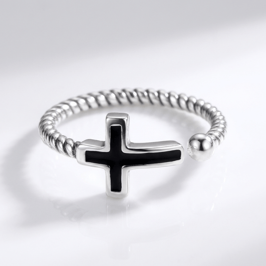 El anillo Onyx — banda de cruz negra (ajustable)