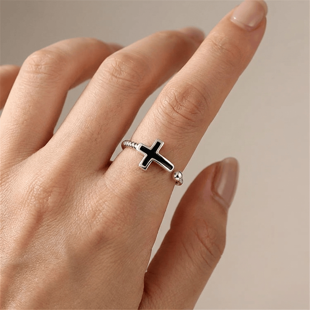 El anillo Onyx — banda de cruz negra (ajustable)