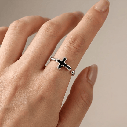 El anillo Onyx — banda de cruz negra (ajustable)