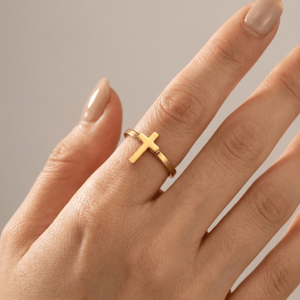 El anillo Cornerstone — Banda con parte superior en forma de cruz (ajustable)