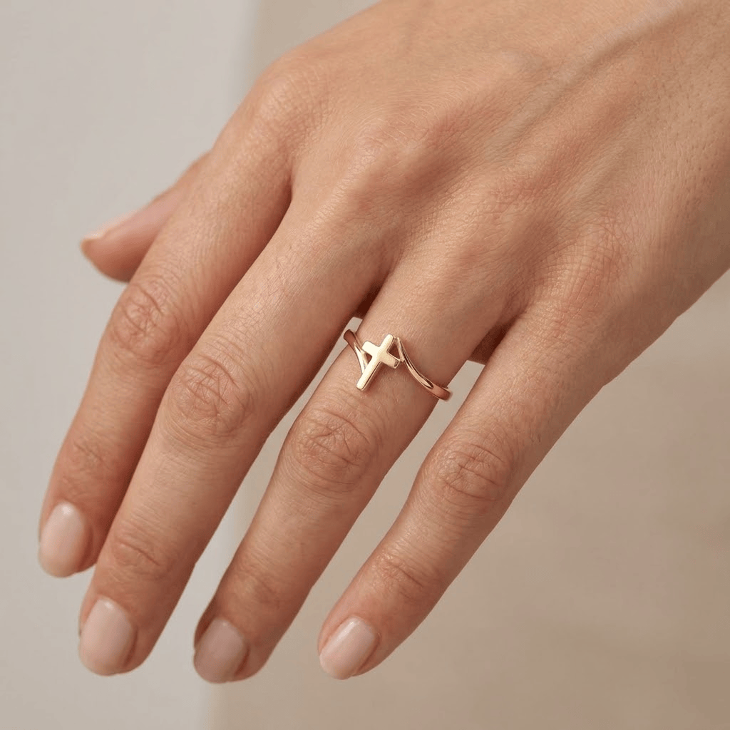 El Anillo de Guía — Banda de Oro con Estrella y Cruz (Ajustable)