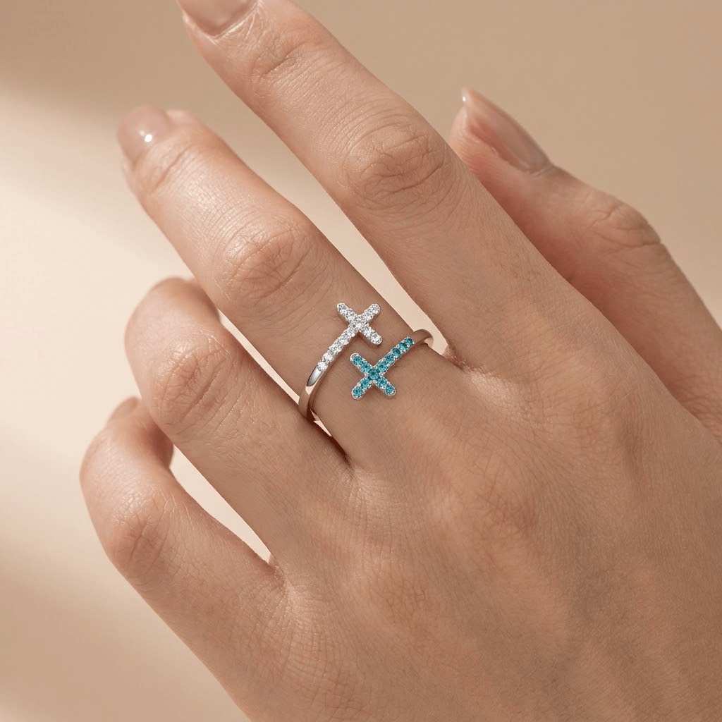 El anillo de la serenidad — Cruz azul con detalle de cristal (ajustable)