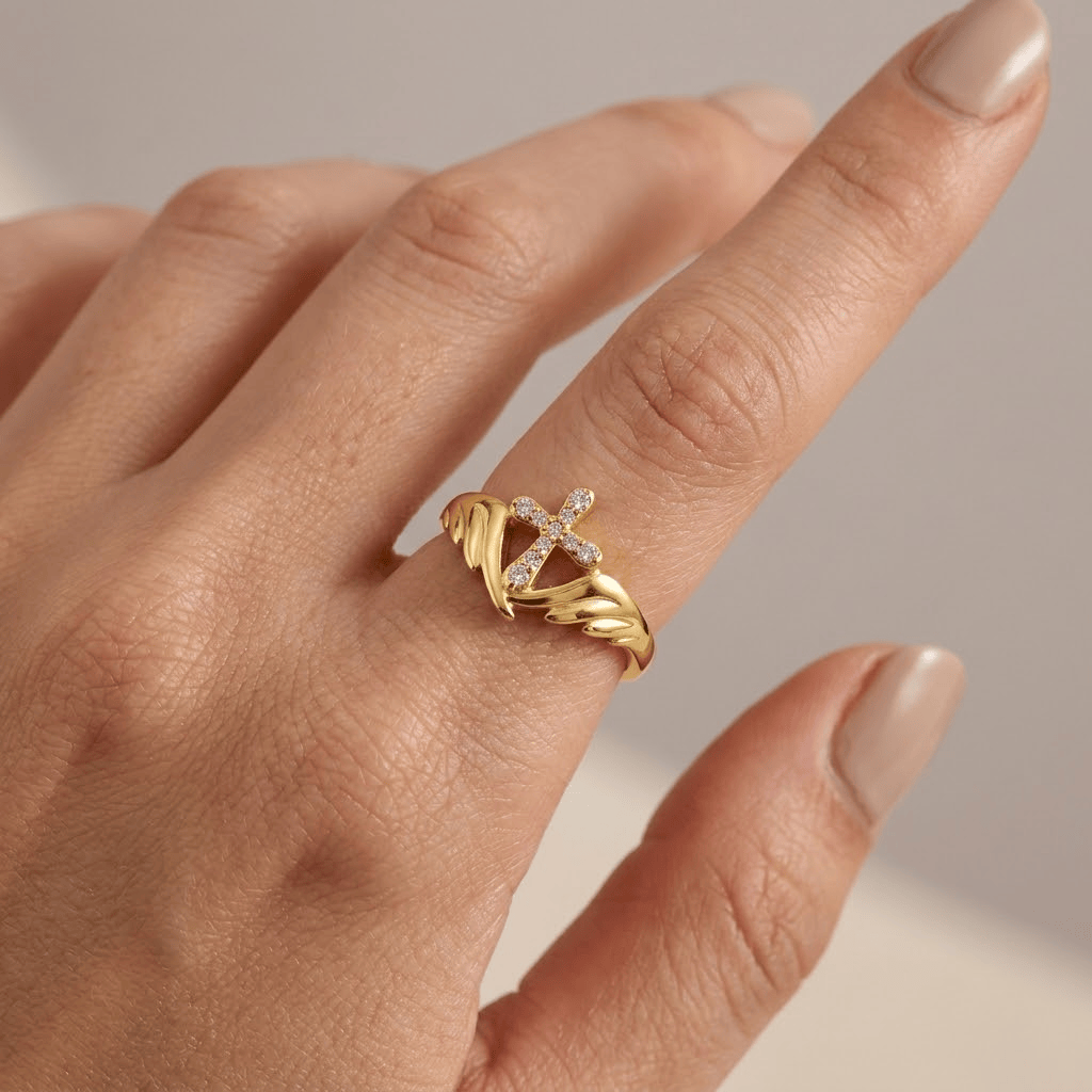 El anillo Guardian Ring — Alas de ángel y cruz con detalles de cristal (ajustable)