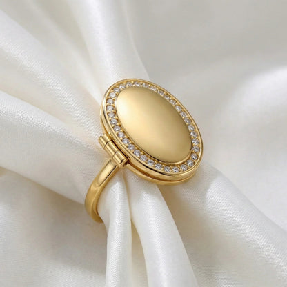Anillo con relicario ovalado