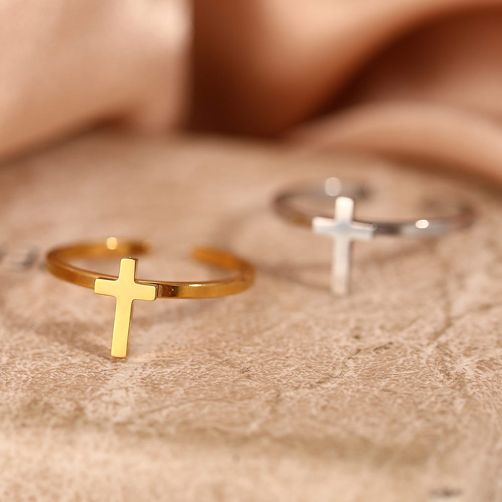 El anillo Cornerstone — Banda con parte superior en forma de cruz (ajustable)