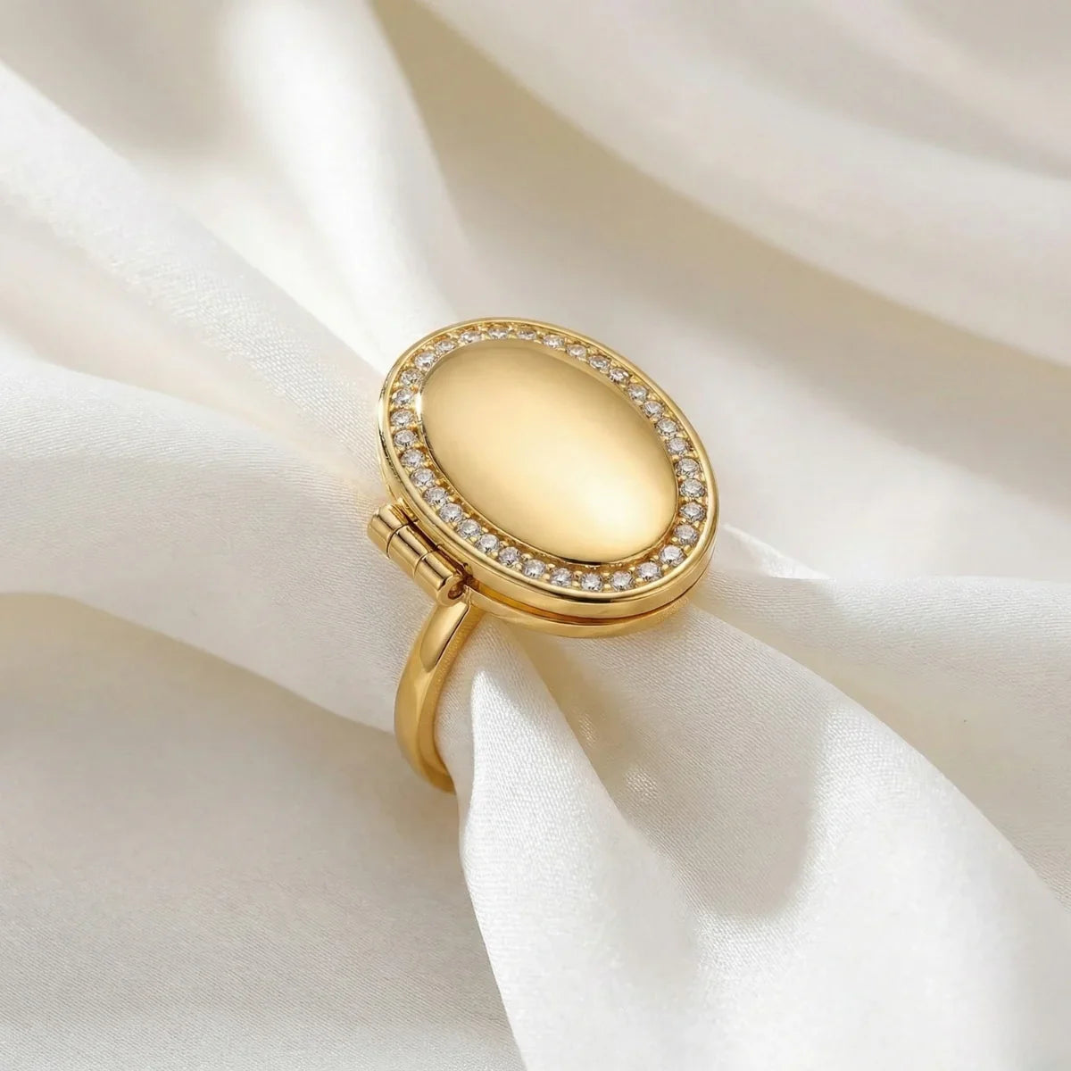 Anillo con relicario ovalado