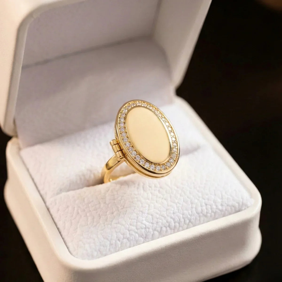 Anillo con relicario ovalado