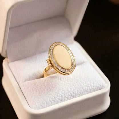 Anillo con relicario ovalado