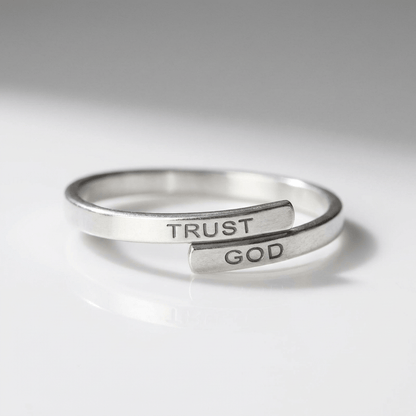 El anillo de la confianza — Grabado «Confía en Dios» (ajustable)
