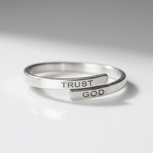 El anillo de la confianza — Grabado «Confía en Dios» (ajustable)
