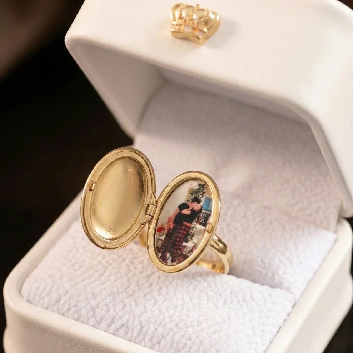 Anillo con relicario ovalado