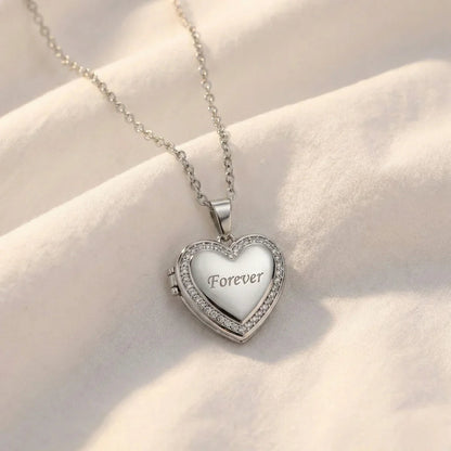 Collar con relicario en forma de corazón