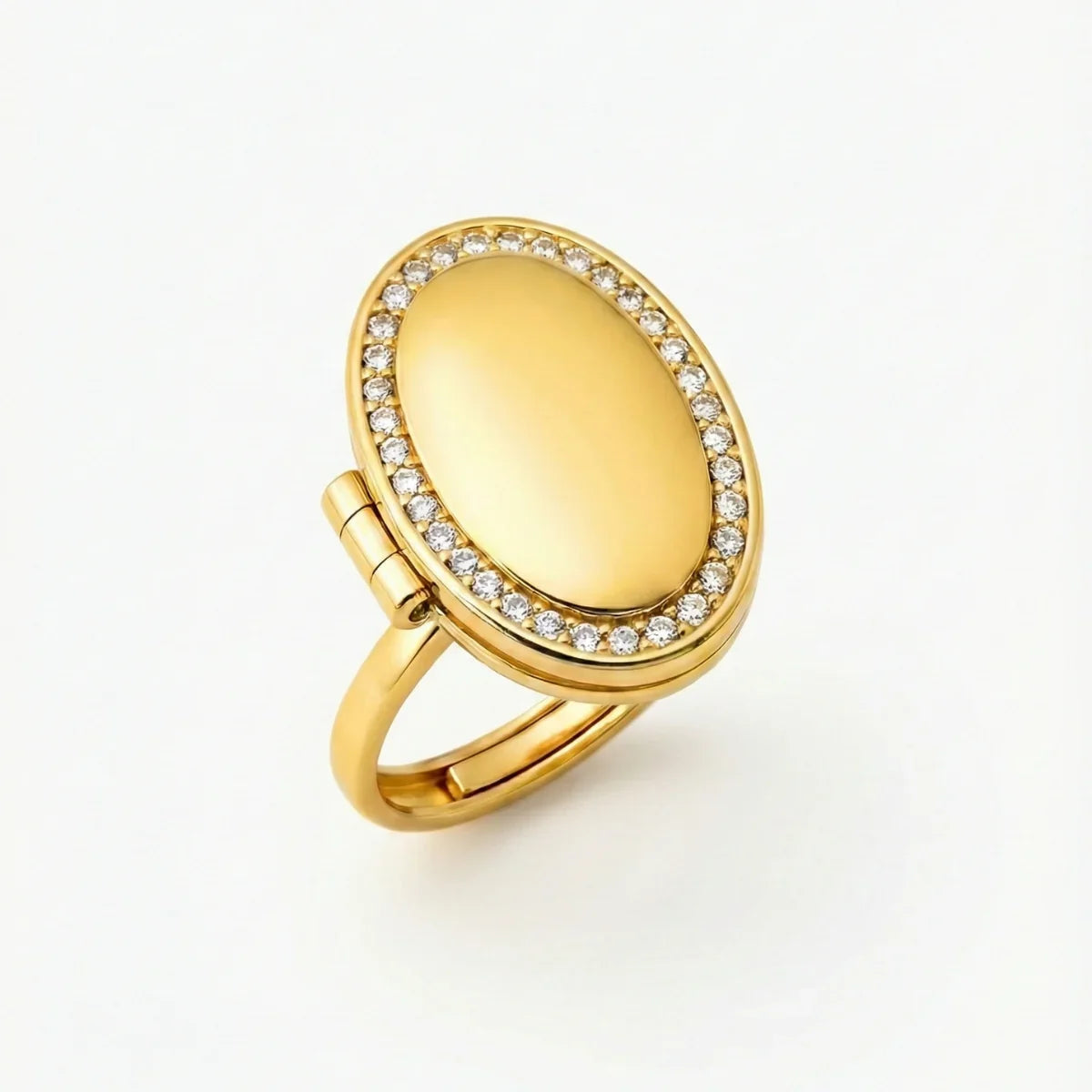 Anillo con relicario ovalado