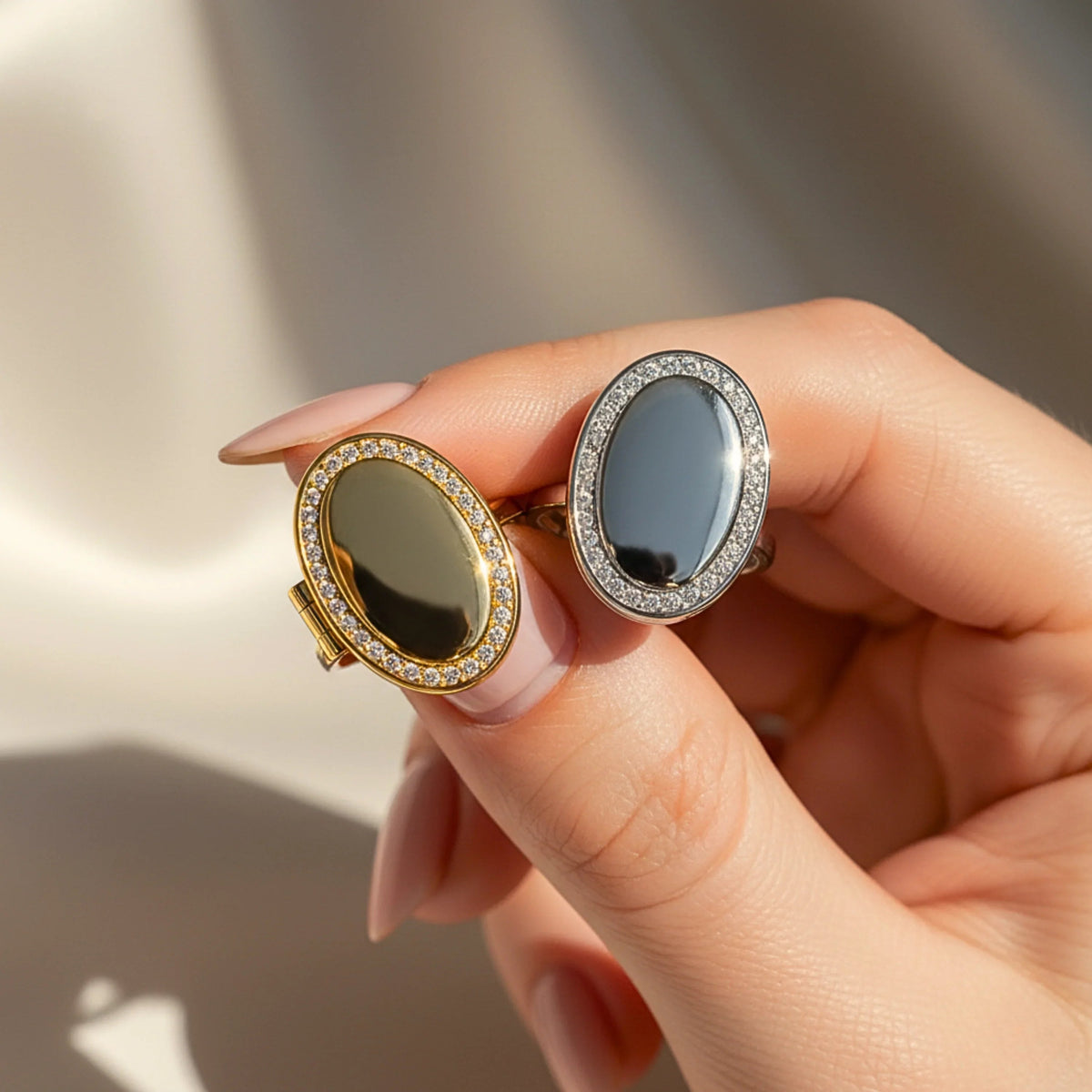 Anillo con relicario ovalado