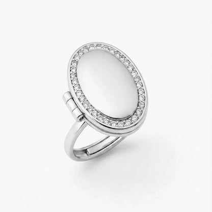 Anillo con relicario ovalado