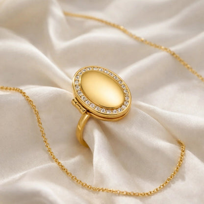 Anillo con relicario ovalado