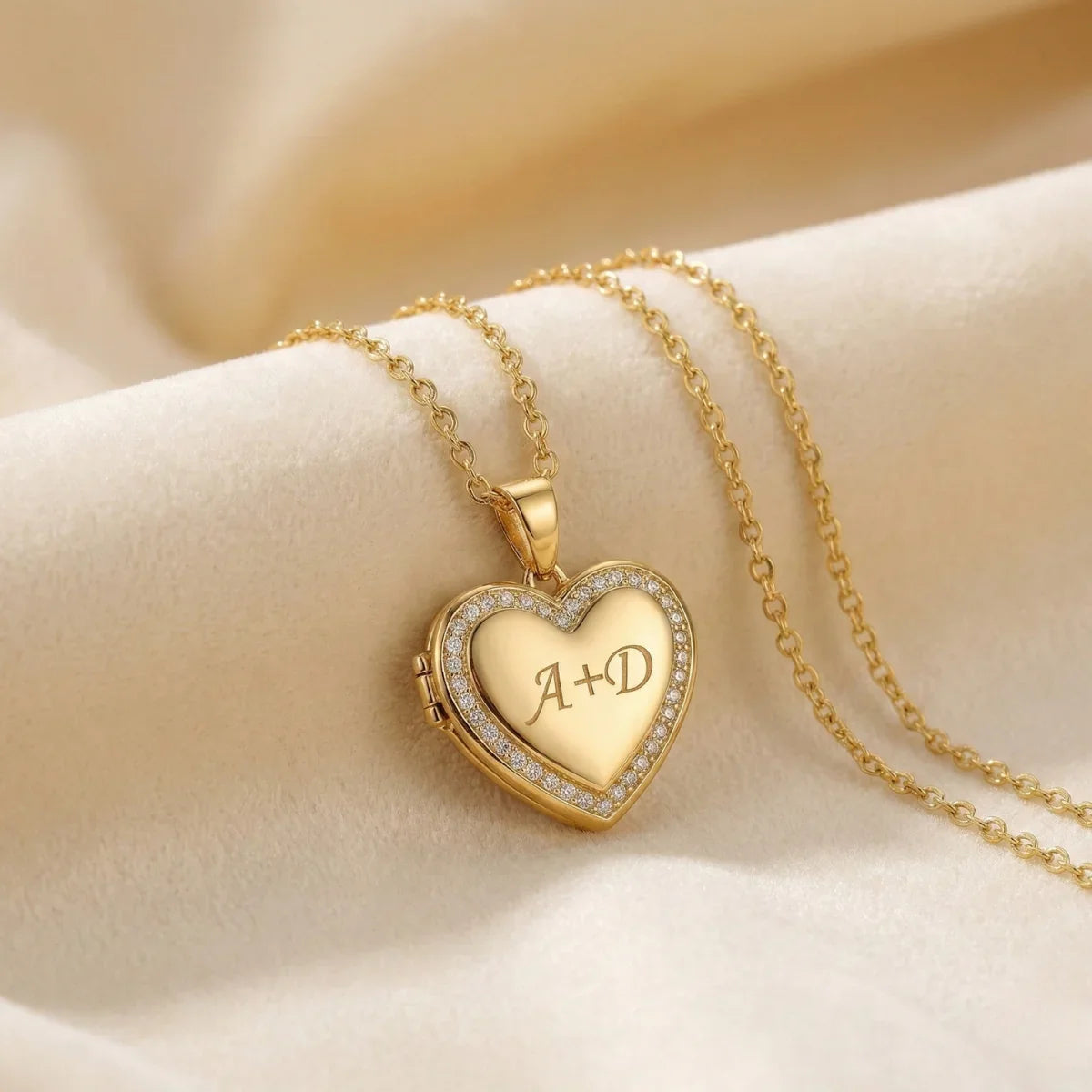 Collar con relicario en forma de corazón