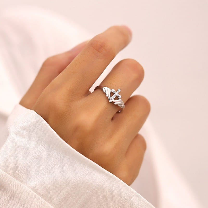 El anillo Guardian Ring — Alas de ángel y cruz con detalles de cristal (ajustable)