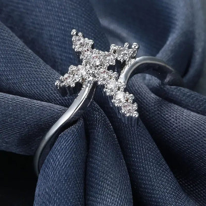 El Anillo de la Gloria — Cruz de plata con detalles de cristal