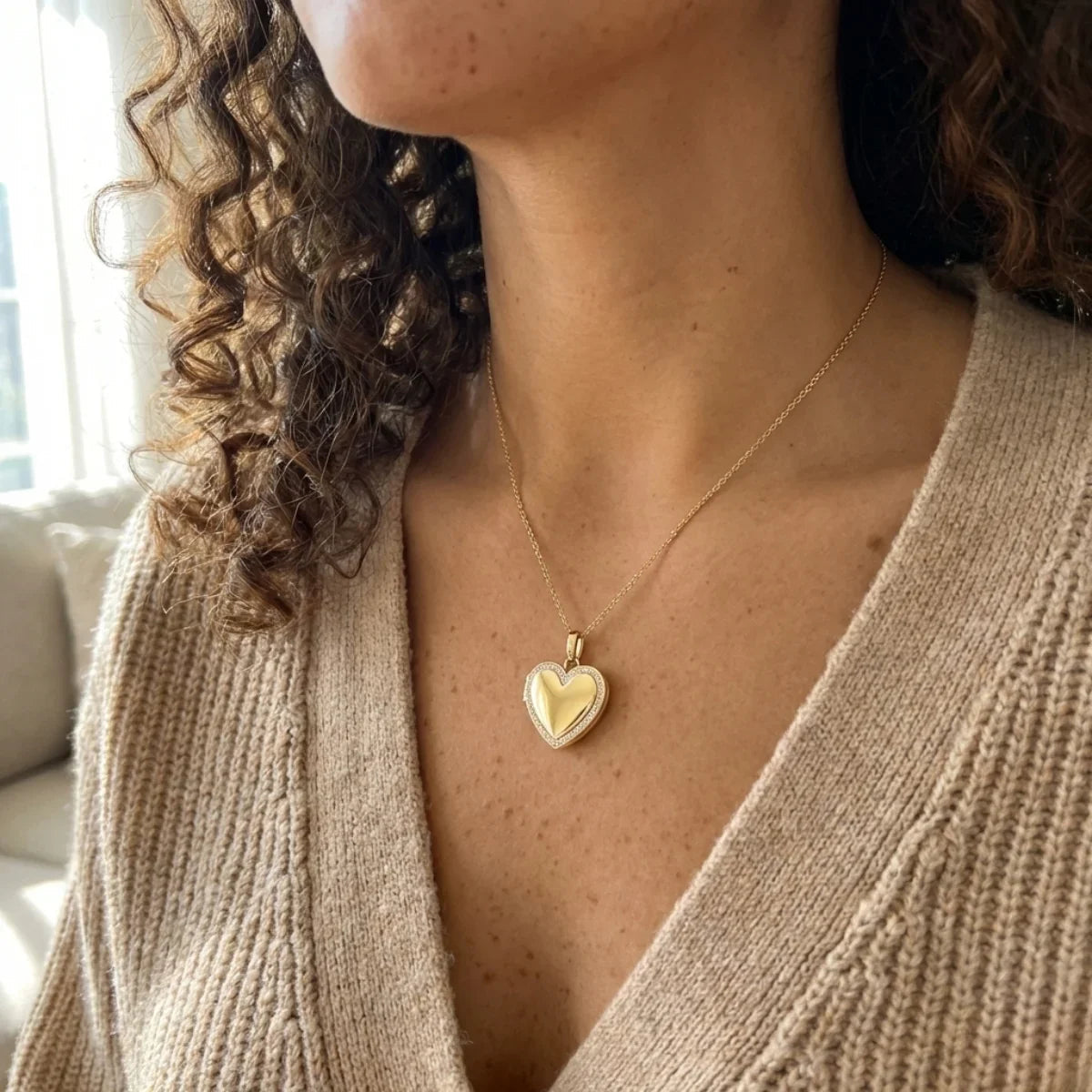 Collar con relicario en forma de corazón