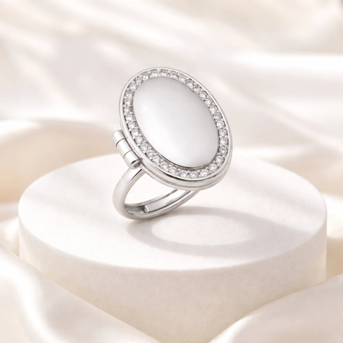 Anillo con relicario ovalado