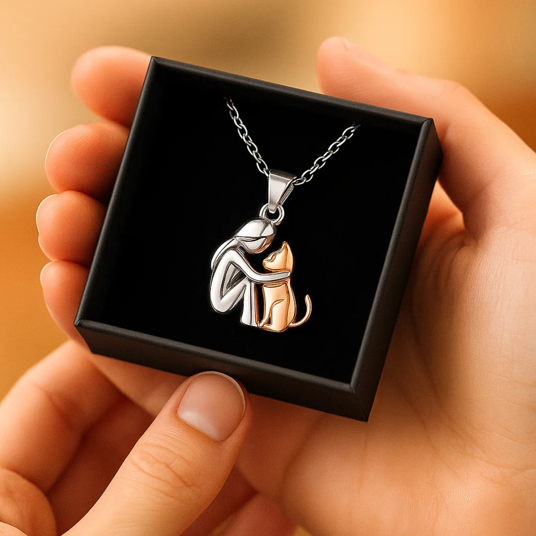 El colgante del abrazo — Collar de mujer y gato