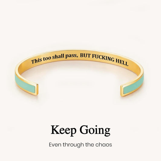 Pulsera tipo brazalete de colores con la frase «Esto también pasará