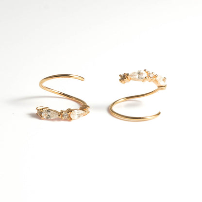 Pendientes de aro en espiral con diseño elegante.