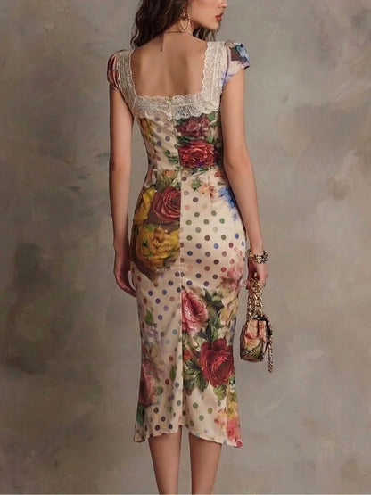 Vestido midi ceñido con estampado floral combinado, fruncido y ribete de encaje, de estilo elegante