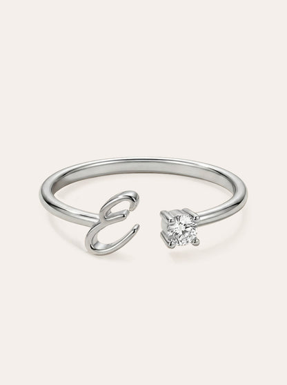 Valentia – Anillo con letra y circonitas
