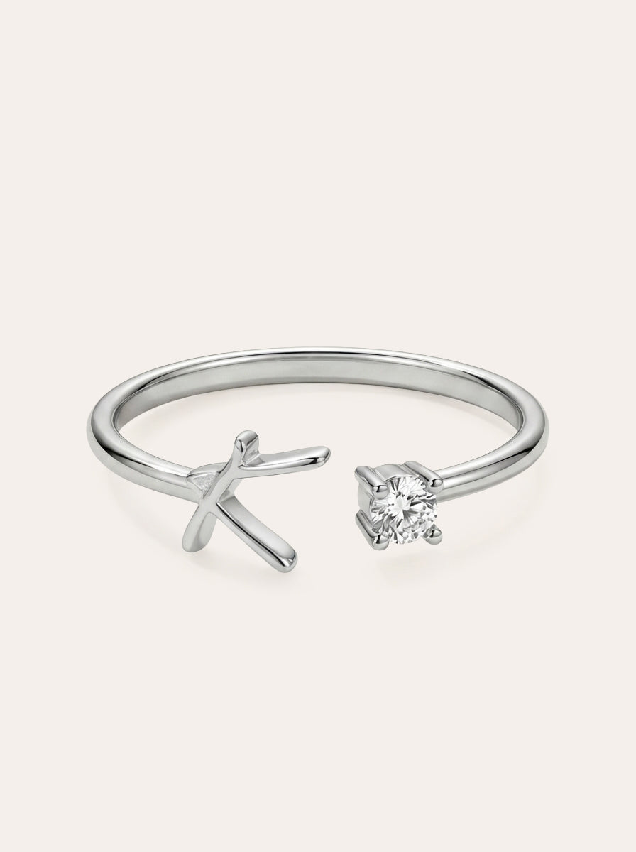 Valentia – Anillo con letra y circonitas