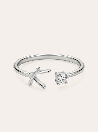Valentia – Anillo con letra y circonitas
