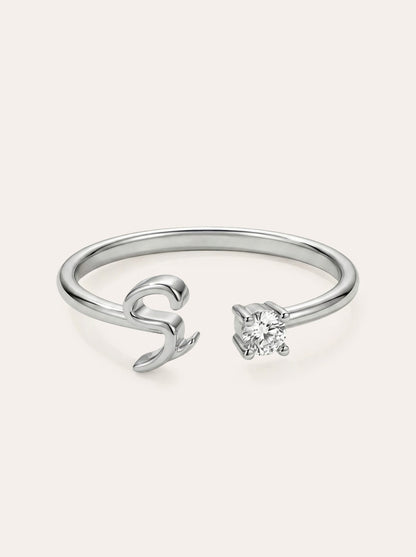 Valentia – Anillo con letra y circonitas
