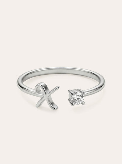 Valentia – Anillo con letra y circonitas