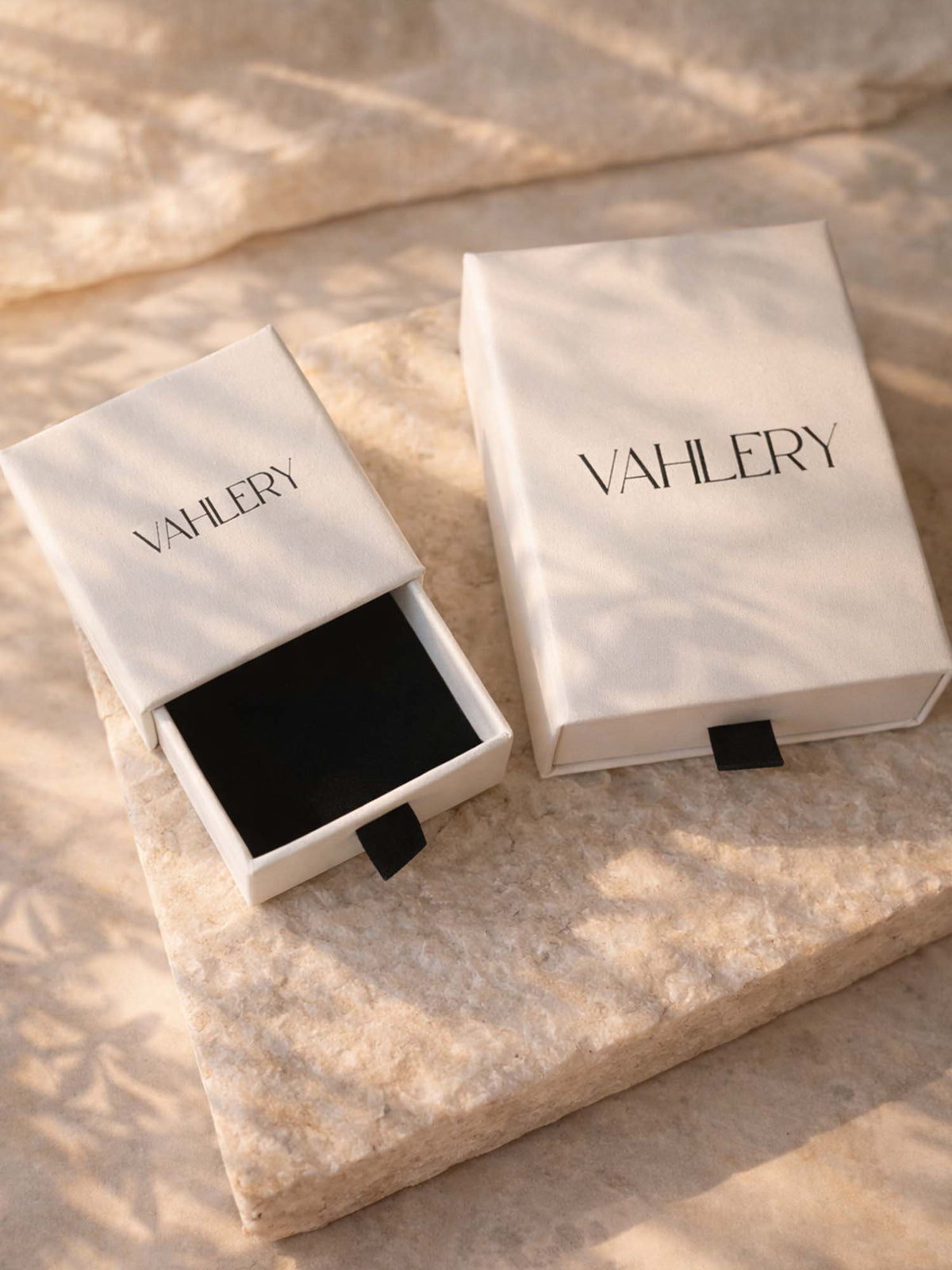 Valentia – Anillo con letra y circonitas