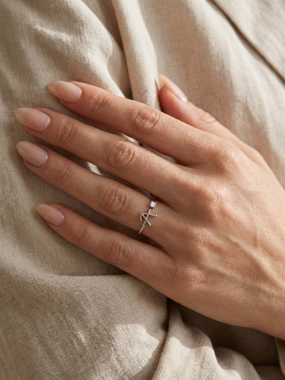 Valentia – Anillo con letra y circonitas