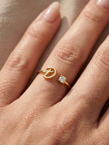 Valentia – Anillo con letra y circonitas