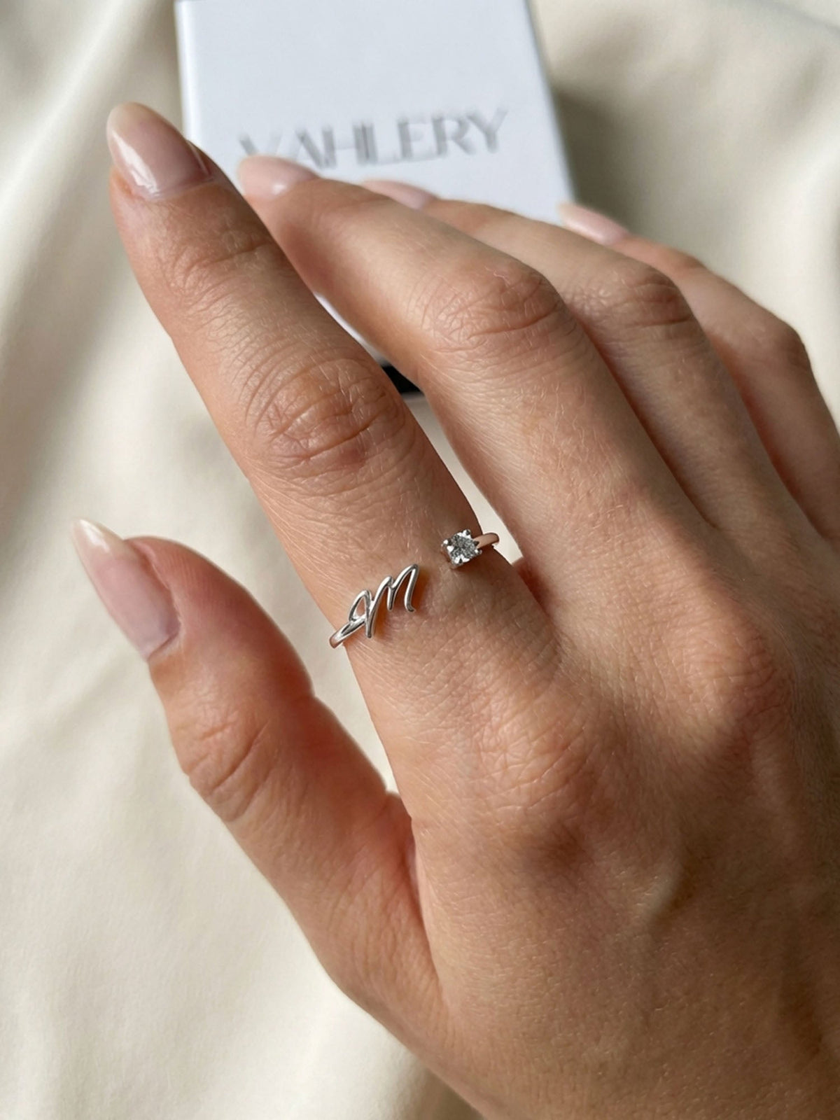 Valentia – Anillo con letra y circonitas