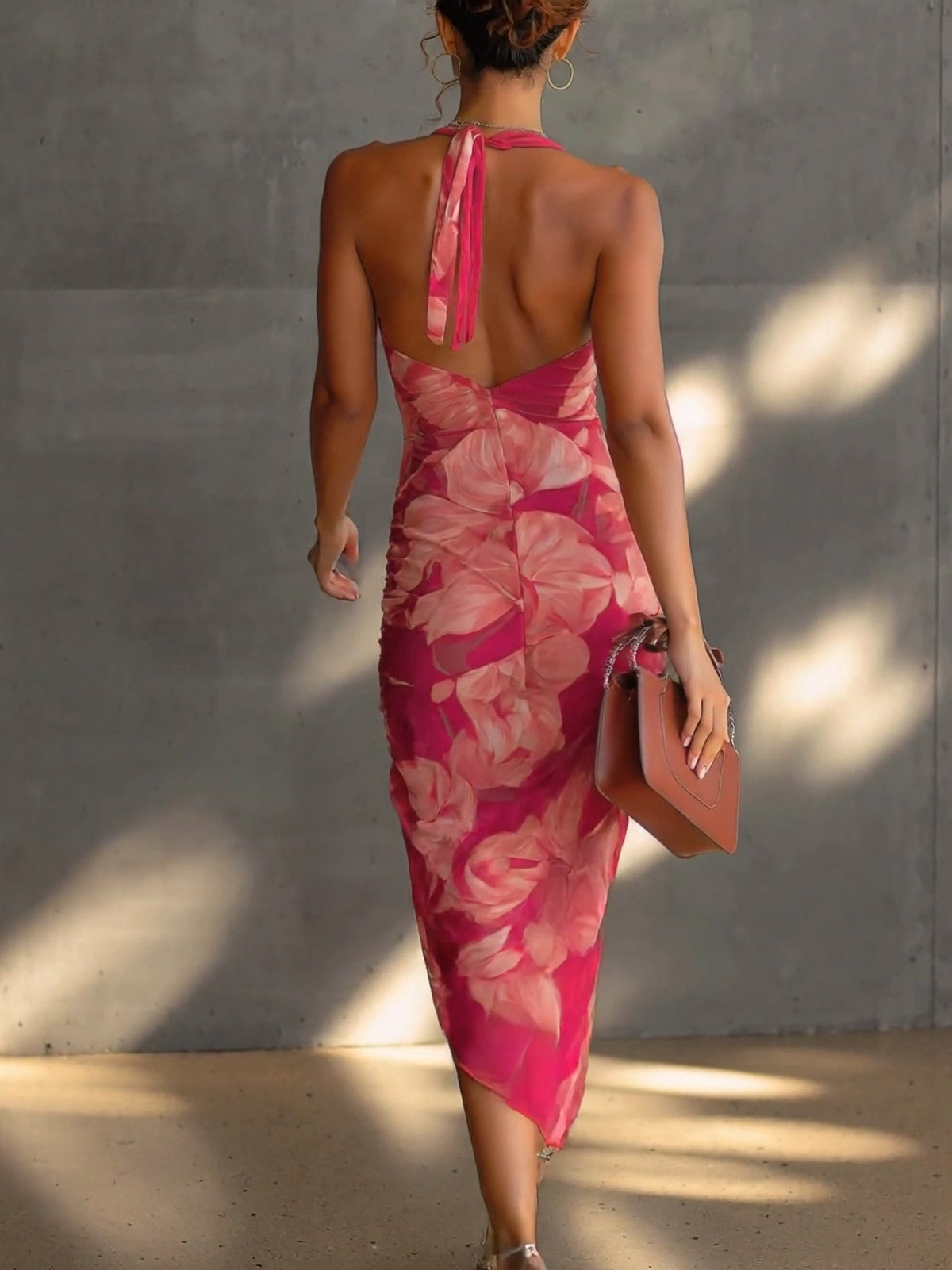 Vestido entallado de flores fucsia, sin mangas, fruncido y con abertura lateral